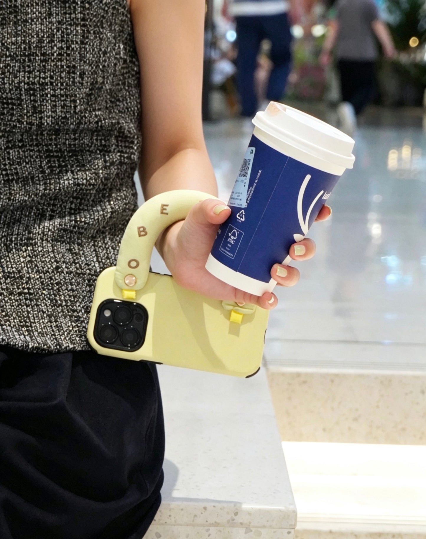 SSEGY "Cloud" Handle Embroidered Drop-Proof Phone Case – Soothing Cream-Yellow Multifunctional Case