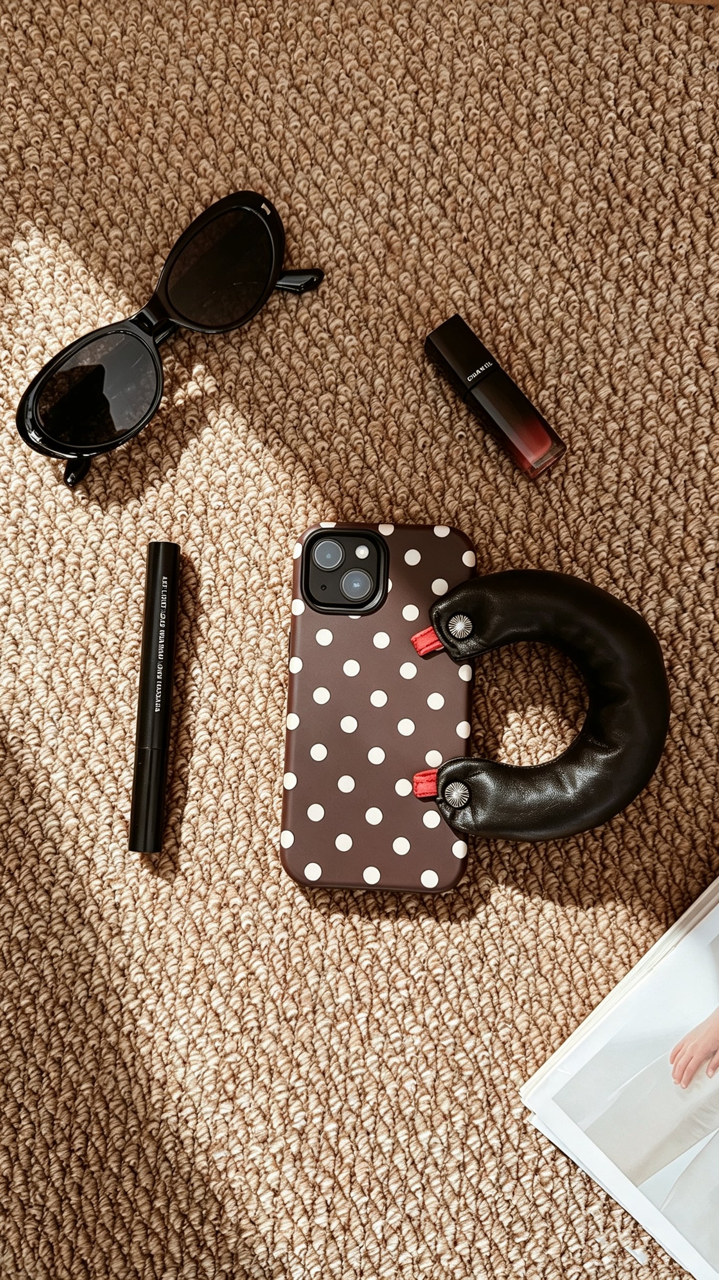 SSEGY Retro Polka Dots Meet Functional Style: Cloud-Style Padded Handle Stress-Relieving Phone Case (for iPhone Series)
