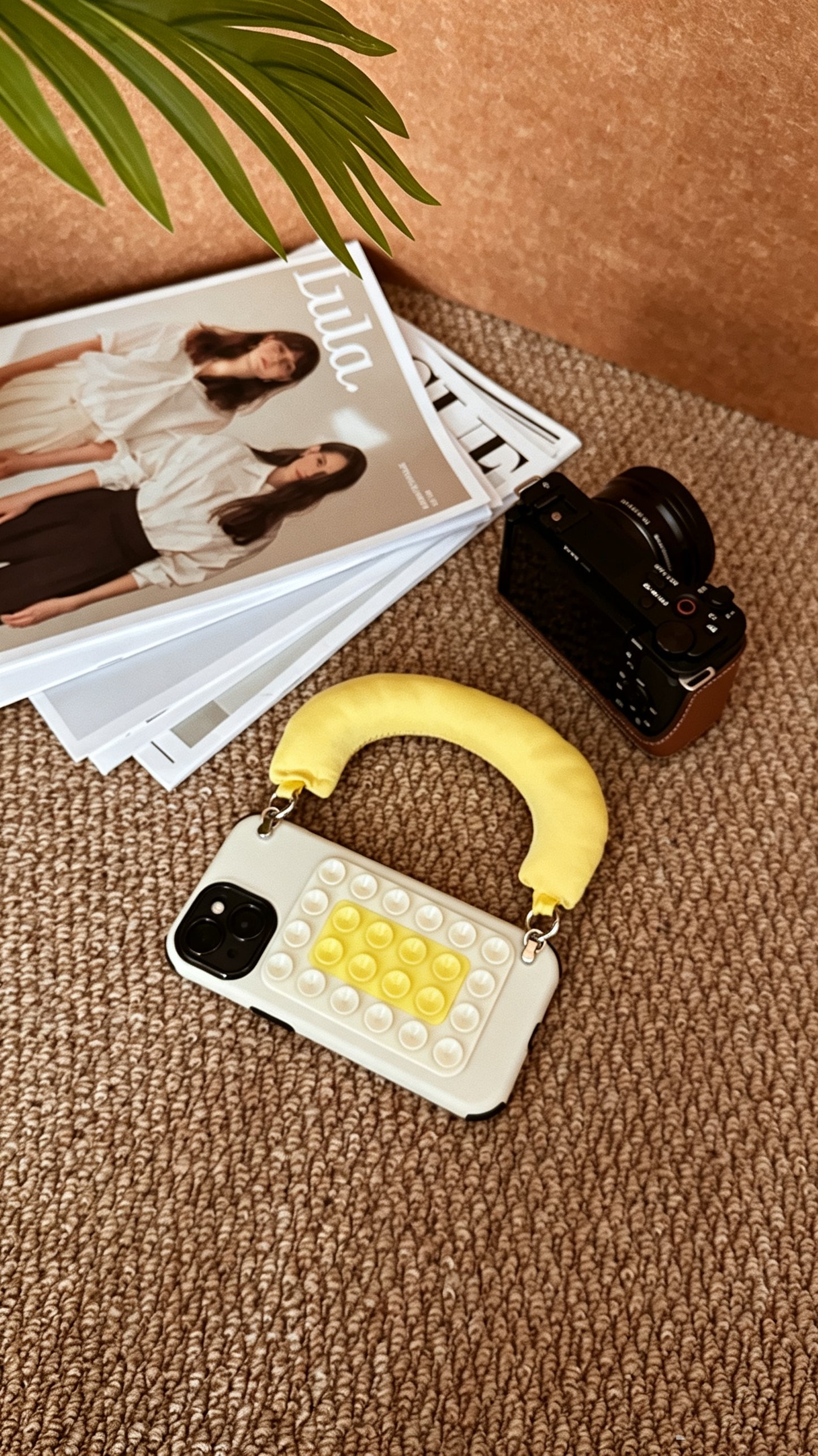 SSEGY Full-Coverage Drop-Proof Suction Cup Phone Case - Equipped with Ergonomic Decompression Cloud Handle