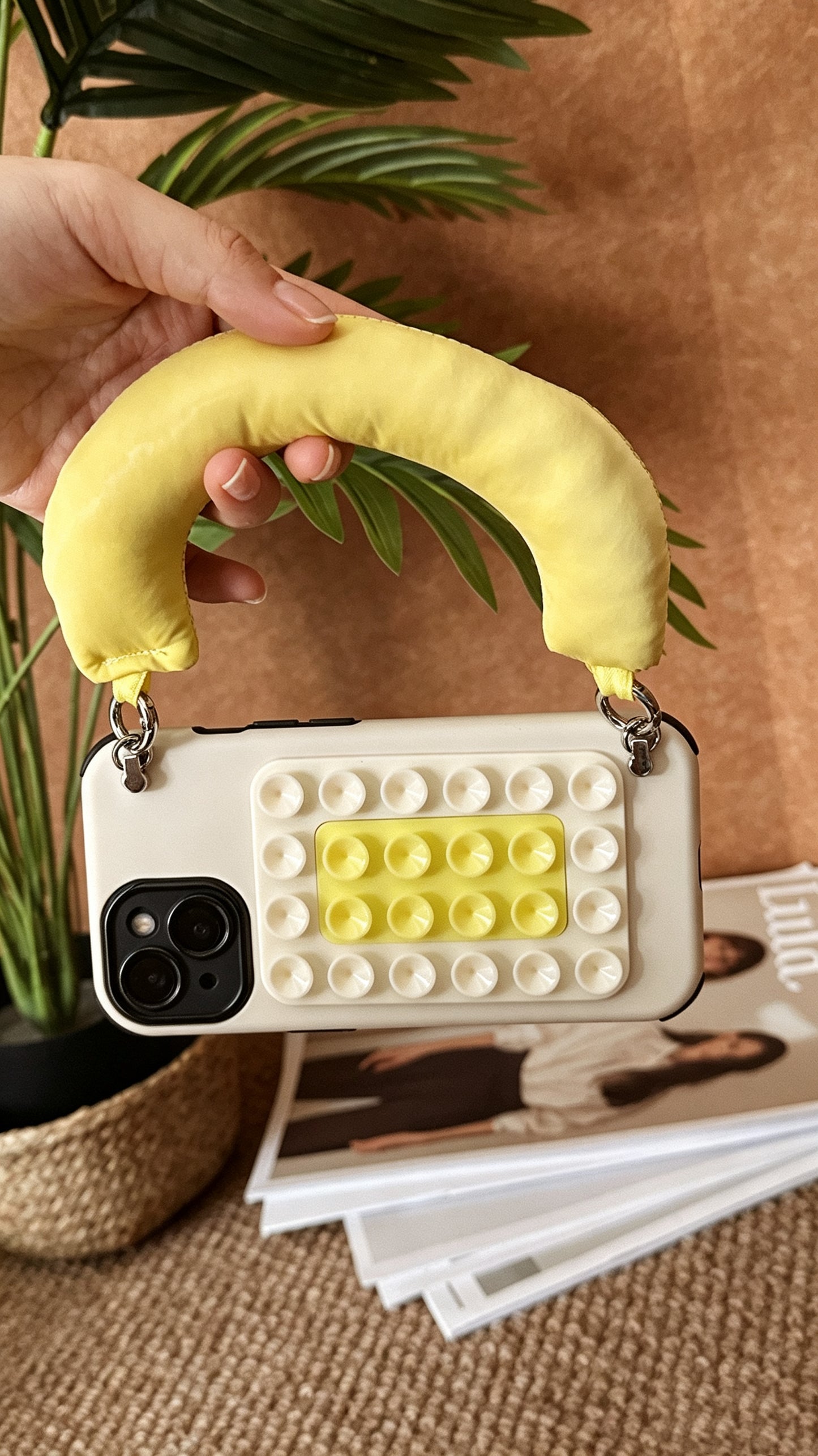 SSEGY Full-Coverage Drop-Proof Suction Cup Phone Case - Equipped with Ergonomic Decompression Cloud Handle